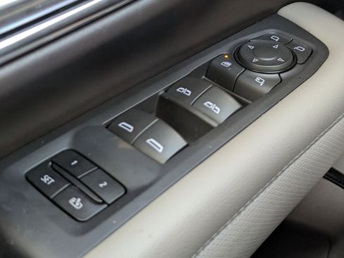 Used 2023 GMC Yukon SLT w/ SLT Luxury Package image 22