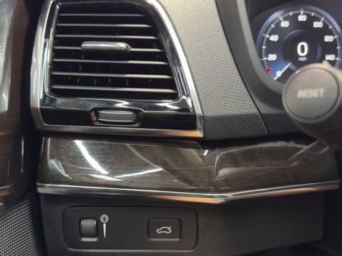 Used 2016 Volvo XC90 T6 Momentum w/ Momentum Plus Package image 31