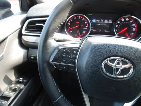 Used 2018 Toyota Camry XSE image 12