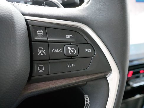 Used 2023 Jeep Grand Cherokee Limited w/ Black Appearance Package image 25