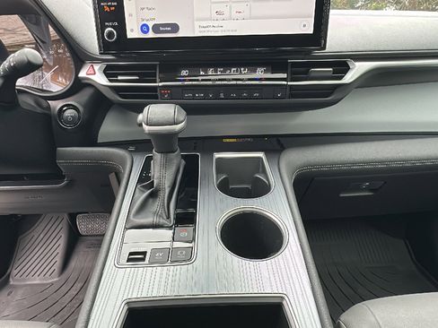 Used 2025 Toyota Sienna XLE w/ XLE Plus Package image 22