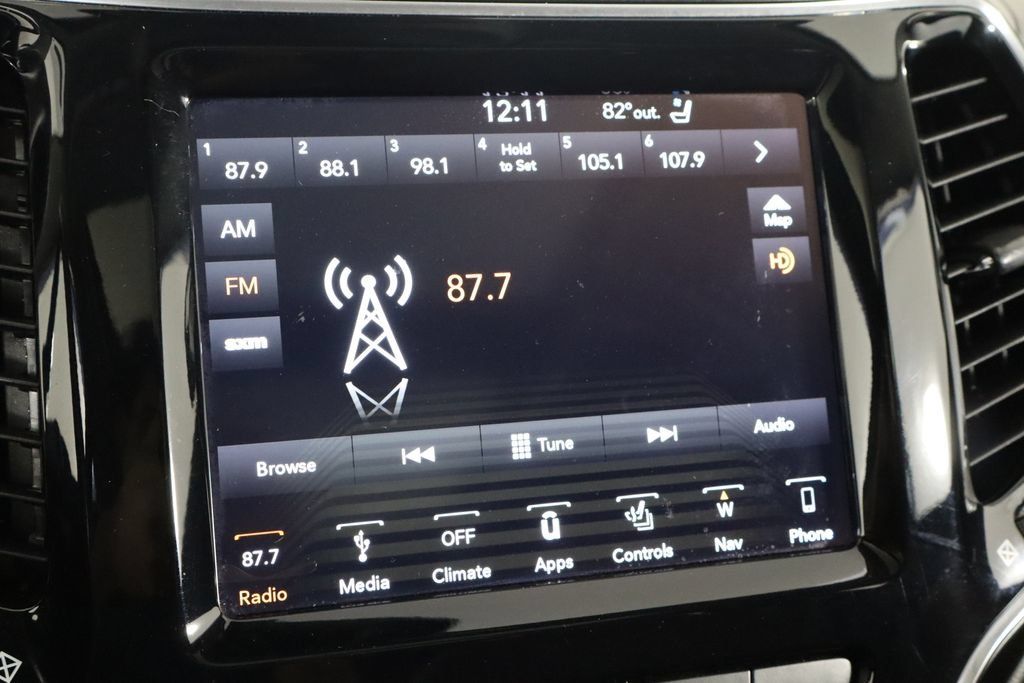 Used 2019 Jeep Cherokee Overland w/ Technology Group AWD/4WD image 30