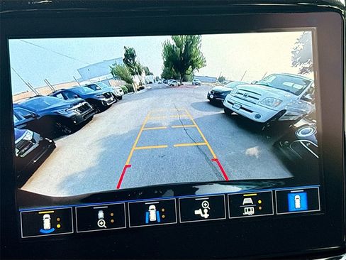 Used 2023 Chevrolet Traverse High Country image 14