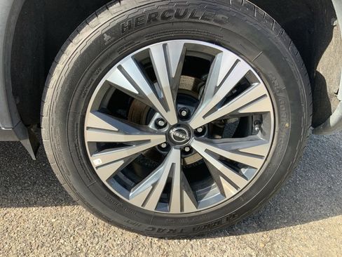 Used 2023 Nissan Rogue SV image 11