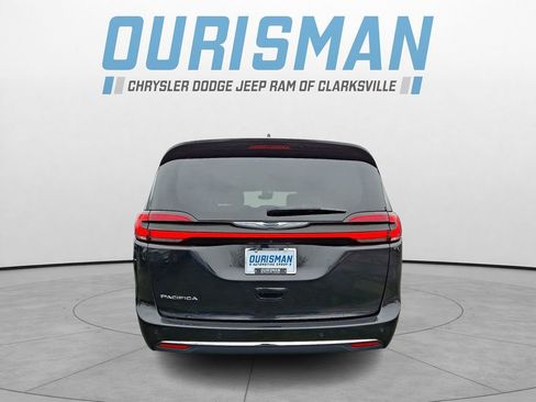 Used 2023 Chrysler Pacifica Touring-L image 5