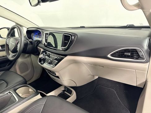 Used 2024 Chrysler Pacifica Touring-L FWD image 29