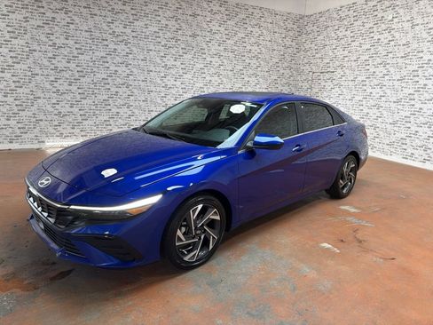 Used 2025 Hyundai Elantra SEL FWD image 3