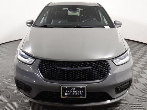 Used 2022 Chrysler Pacifica Limited w/ Uconnect Theater Family Group FWD image 10