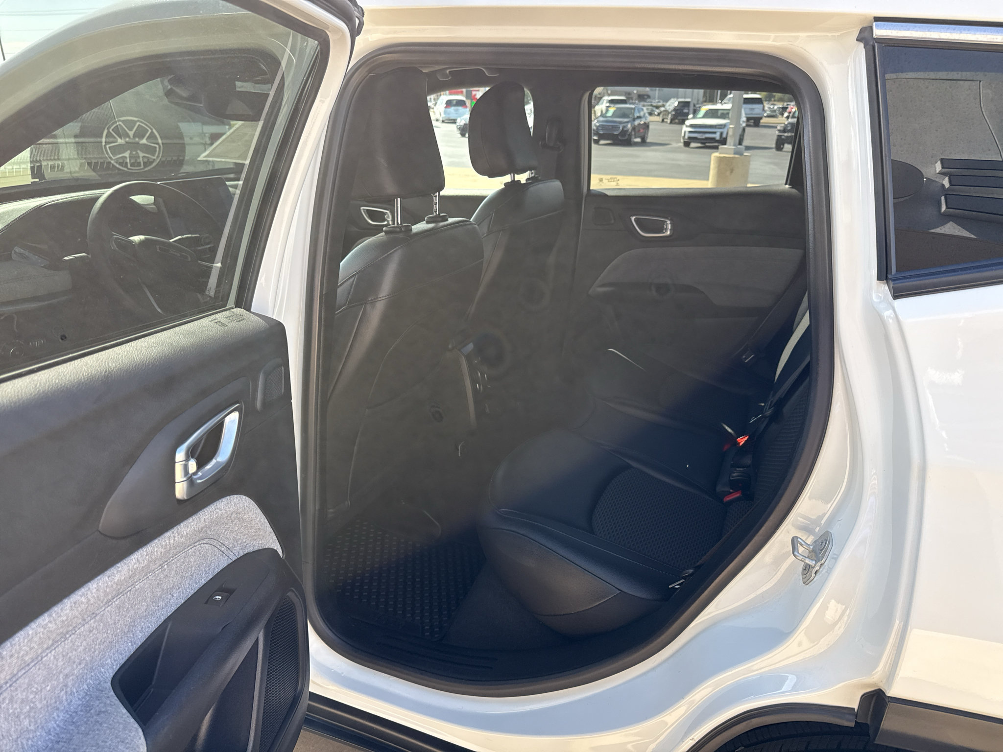 Used 2025 Jeep Compass Latitude w/ Sun & Sound Group AWD/4WD image 18