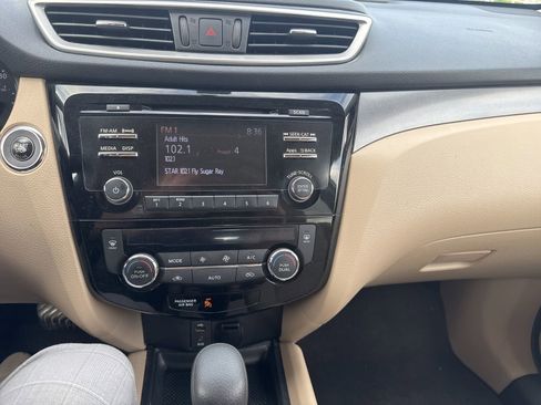 Used 2016 Nissan Rogue SV image 12