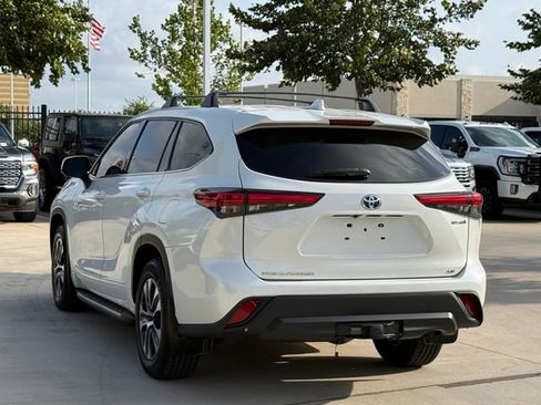 Used 2021 Toyota Highlander LE FWD image 5