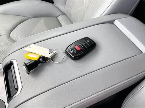 Used 2025 Toyota Highlander Platinum AWD/4WD image 15