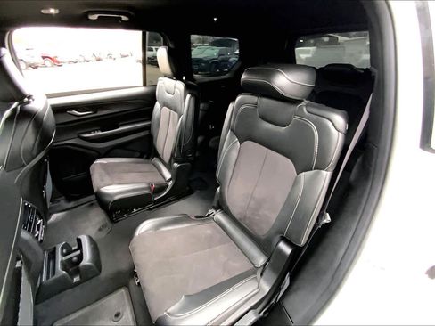 Used 2024 Jeep Grand Cherokee L Laredo image 38