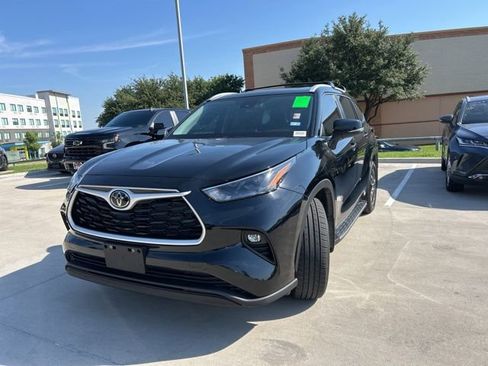 Used 2024 Toyota Highlander XLE FWD image 9