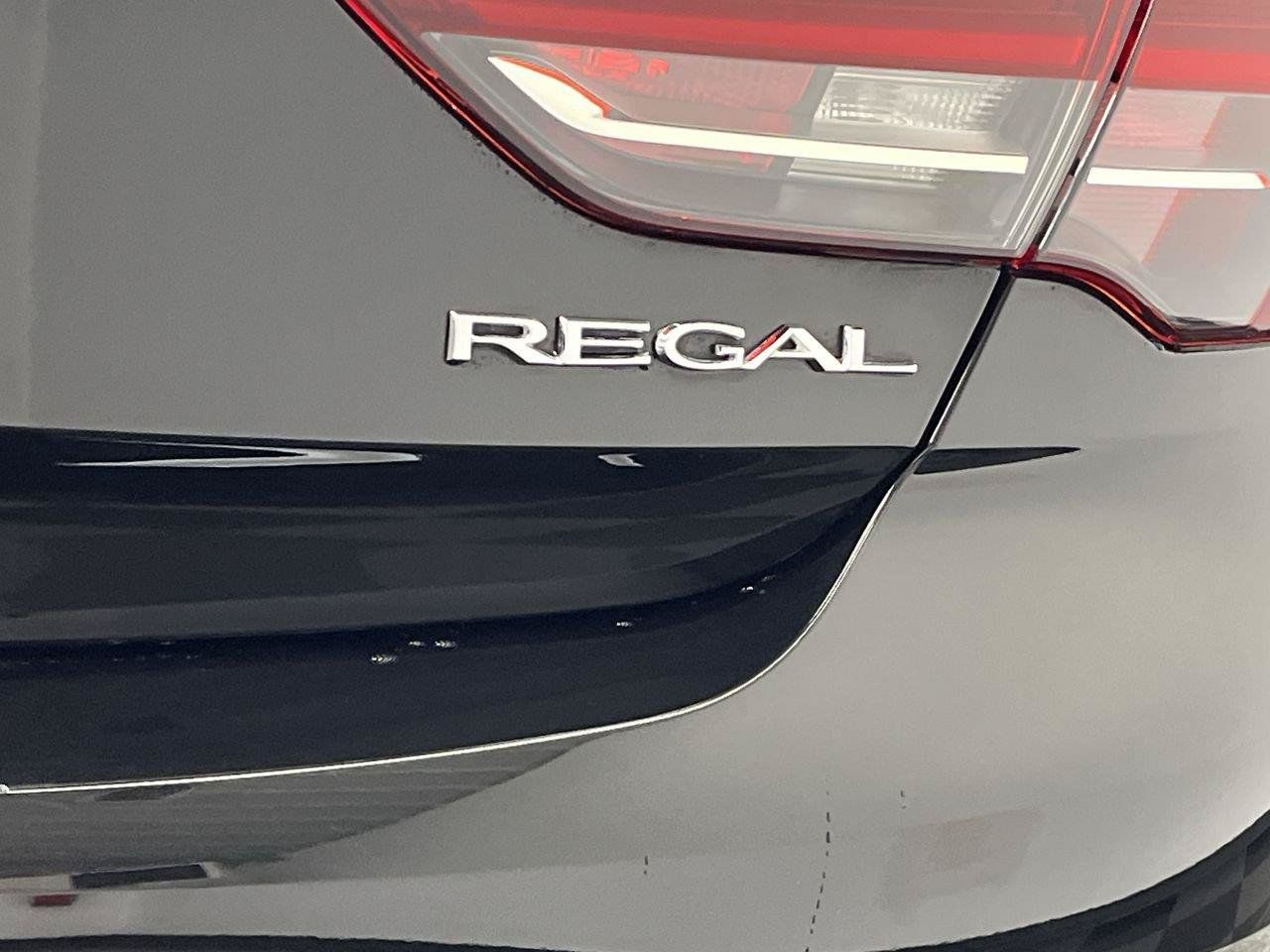 Certified 2020 Buick Regal Essence FWD image 31