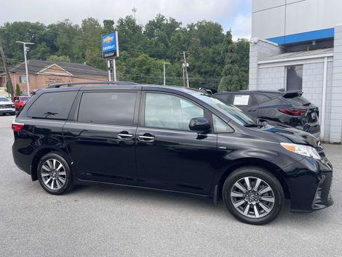 Used 2018 Toyota Sienna XLE w/ XLE Navigation Package AWD/4WD image 2