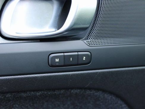 Used 2025 Volvo XC40 B5 Core image 12