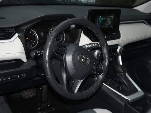 Used 2019 Toyota RAV4 XLE image 9
