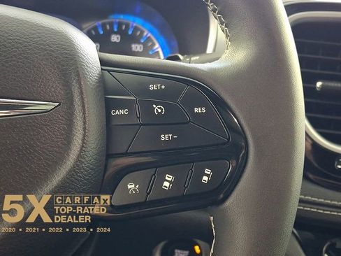 Used 2025 Chrysler Pacifica Limited image 27