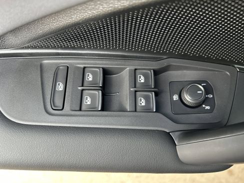 New 2025 Volkswagen Tiguan SE image 11