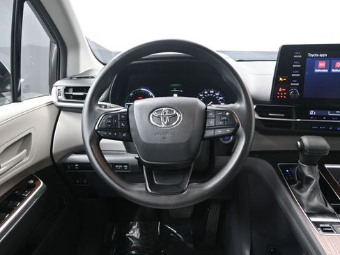 Used 2024 Toyota Sienna LE image 31