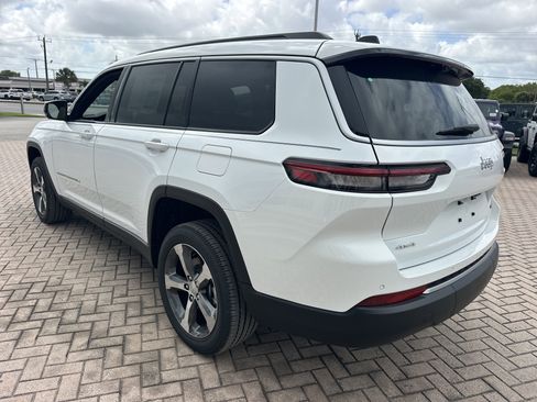 New 2026 Jeep Grand Cherokee L Limited w/ Luxury Tech Group II AWD/4WD image 9