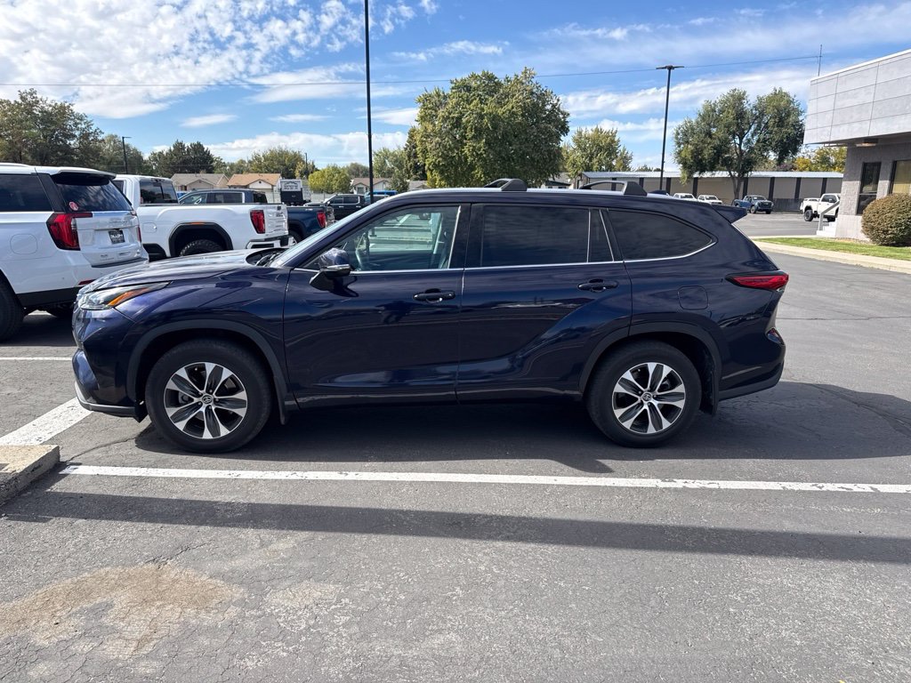 Used 2022 Toyota Highlander XLE AWD/4WD image 2
