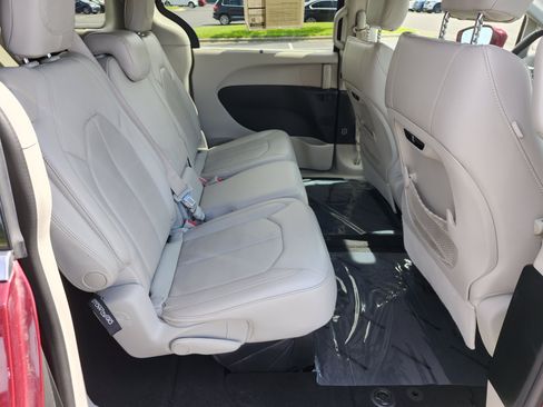 Used 2018 Chrysler Pacifica Touring-L w/ Premium Audio Group FWD image 17