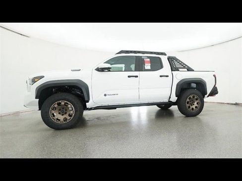 Used 2025 Toyota Tacoma Trailhunter image 18