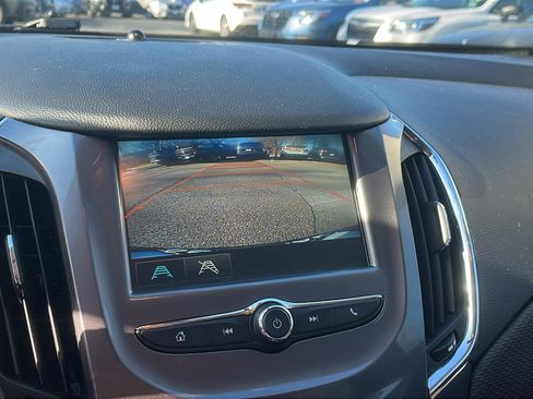 Used 2017 Chevrolet Cruze LT image 18