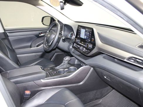 Used 2022 Toyota Highlander XLE image 29