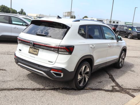 Used 2025 Volkswagen Taos SE AWD/4WD image 4