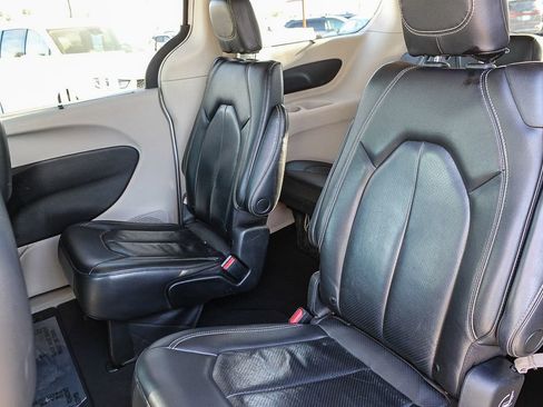 Used 2022 Chrysler Pacifica Touring-L image 17