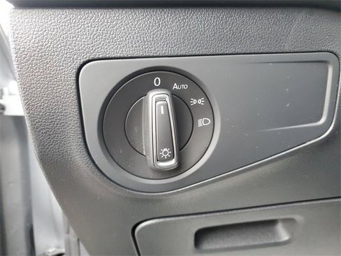 Used 2023 Volkswagen Tiguan SE image 8