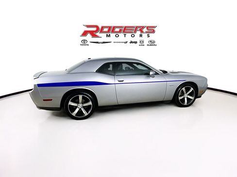 Used 2014 Dodge Challenger SXT RWD image 9