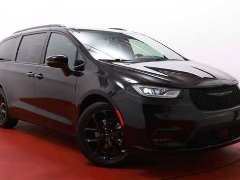 Used 2025 Chrysler Pacifica Limited FWD image 1