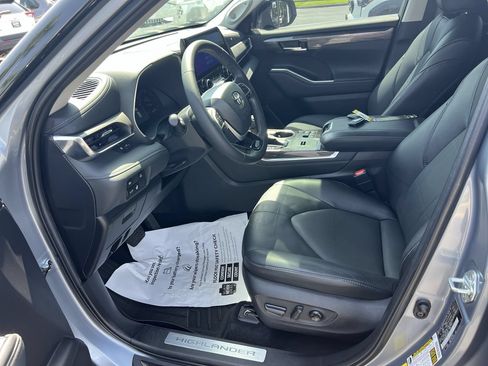 Used 2023 Toyota Highlander Limited FWD image 16