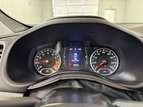 Used 2018 Jeep Renegade Latitude w/ Cold Weather Group image 28