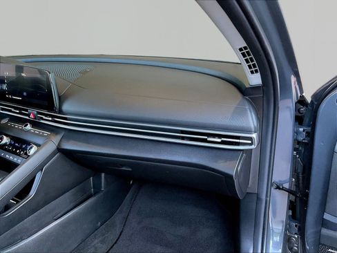 Used 2025 Hyundai Elantra Limited FWD image 25