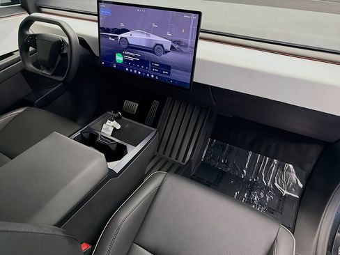 Used 2024 Tesla Cybertruck AWD Crew Cab image 12