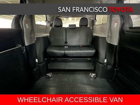 Used 2017 Toyota Sienna SE image 18