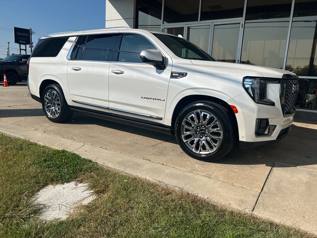 Used 2024 GMC Yukon XL Denali Ultimate AWD/4WD image 2
