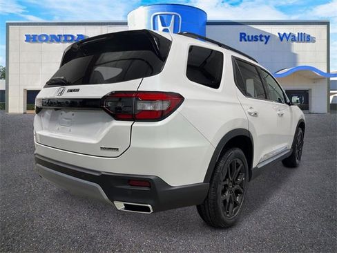 New 2025 Honda Pilot Touring image 3