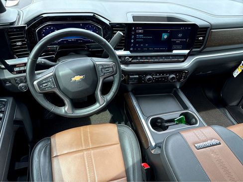 Used 2025 Chevrolet Silverado 2500 High Country w/ Technology Package AWD/4WD image 4