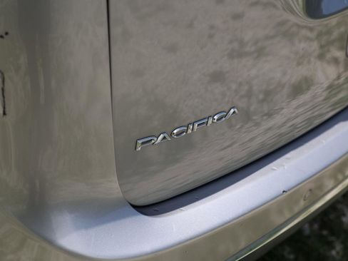 Used 2017 Chrysler Pacifica Touring-L FWD image 33