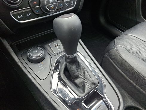 Used 2021 Jeep Cherokee Limited AWD/4WD image 16
