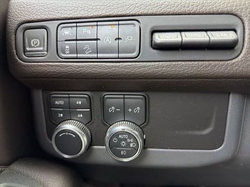Used 2021 GMC Yukon XL Denali w/ Denali Premium Package AWD/4WD image 20