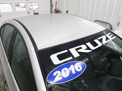 Used 2016 Chevrolet Cruze LT image 2