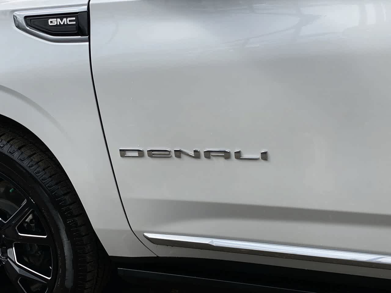 Used 2021 GMC Yukon XL Denali w/ Denali Ultimate Package AWD/4WD image 10