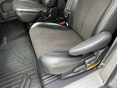 Used 2013 Toyota Sienna SE image 12
